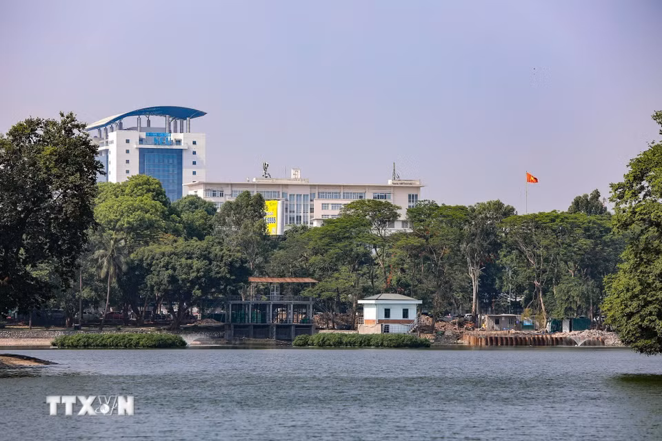 Các hạng mục xây dựng trạm bơm hồ Bảy Mẫu đang được triển khai liên tục nhằm sớm đưa công trình vào vận hành. (Ảnh: Lê Đông/TTXVN)
