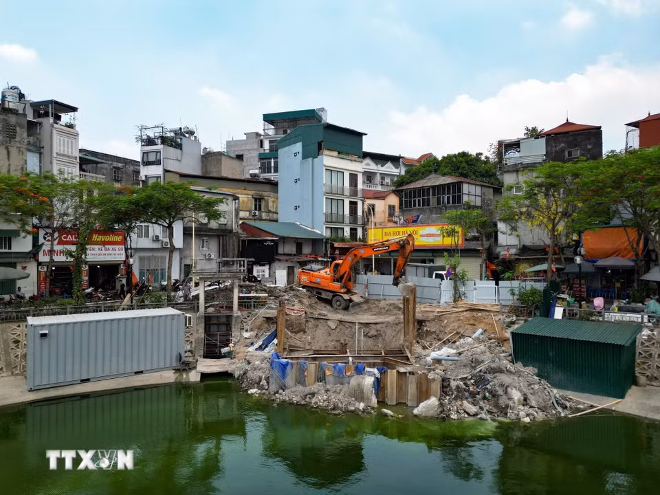 Máy xúc và thiết bị thi công được huy động tại dự án cải tạo trạm bơm hồ Linh Quang. Công trình là một trong những hạng mục trọng điểm nhằm nâng cao năng lực tiêu thoát nước, giảm ngập úng cho khu vực nội đô Hà Nội. (Ảnh: Lê Đông/TTXVN)