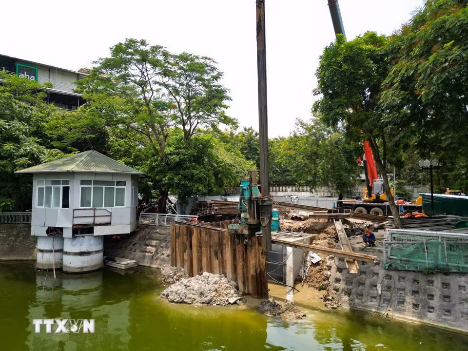 Máy cẩu và máy ép cừ được huy động đồng bộ tại công trường trạm bơm hồ Xã Đàn, phục vụ thi công các hạng mục kết cấu ngầm quan trọng của dự án. (Ảnh: Lê Đông/TTXVN)