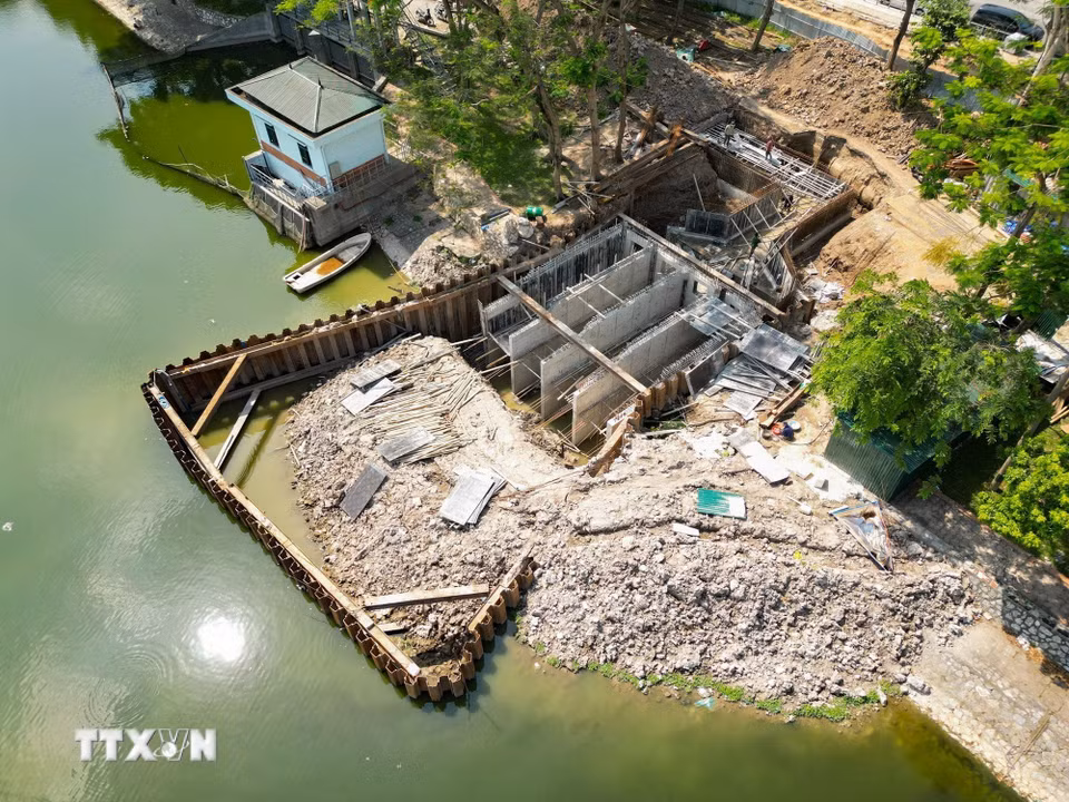 Các hạng mục xây dựng trạm bơm hồ Bảy Mẫu đang được triển khai liên tục nhằm sớm đưa công trình vào vận hành. (Ảnh: Lê Đông/TTXVN)
