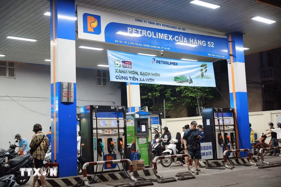 Cây xăng trên phố Tân Mai sẵn sàng cho việc phục vụ xăng E10 từ ngày 1/6/2026. (Ảnh: Phạm Tuấn Anh/TTXVN)