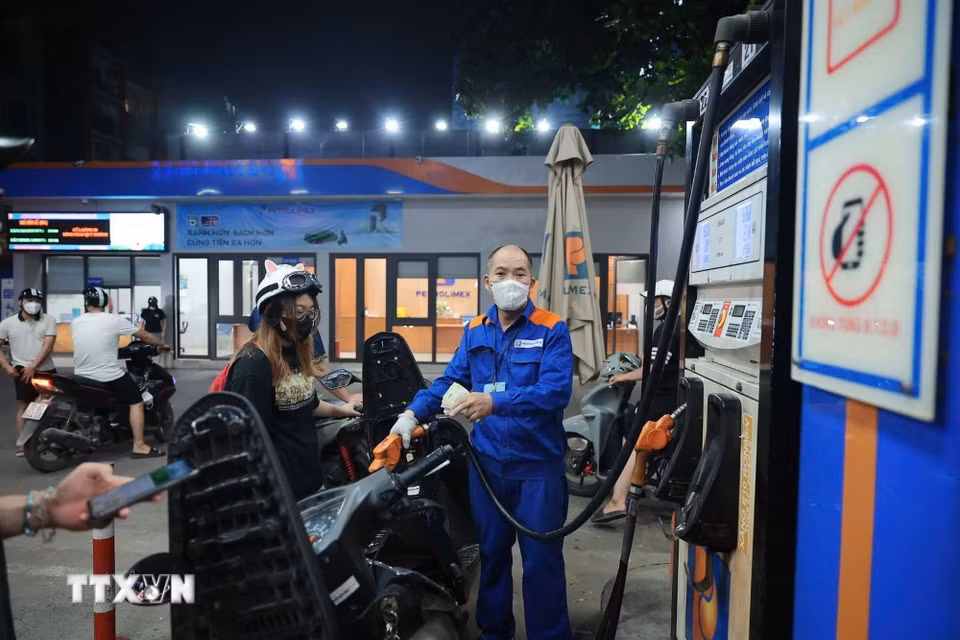Cây xăng trên phố Nam Đồng phục vụ khách hàng sản phẩm xăng sinh học E10 (chụp đêm 31/5). (Ảnh: Phạm Tuấn Anh/TTXVN)