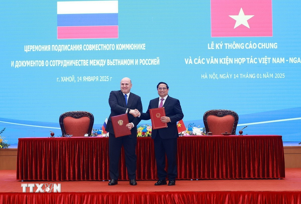 Hai Thủ tướng ký Thông cáo chung về kết quả chuyến thăm chính thức Việt Nam của Thủ tướng Liên bang Nga Mikhail Vladimirovich Mishustin. (Ảnh: Dương Giang/TTXVN)
