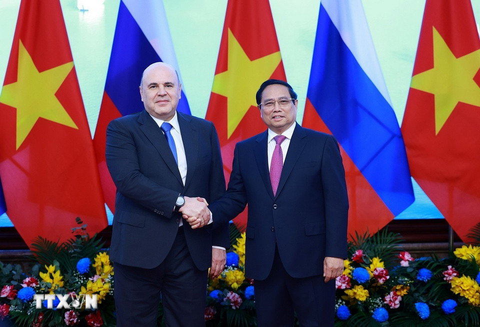 Thủ tướng Phạm Minh Chính và Thủ tướng Liên bang Nga Mikhail Vladimirovich Mishustin chụp ảnh chung. (Ảnh: Dương Giang/TTXVN)