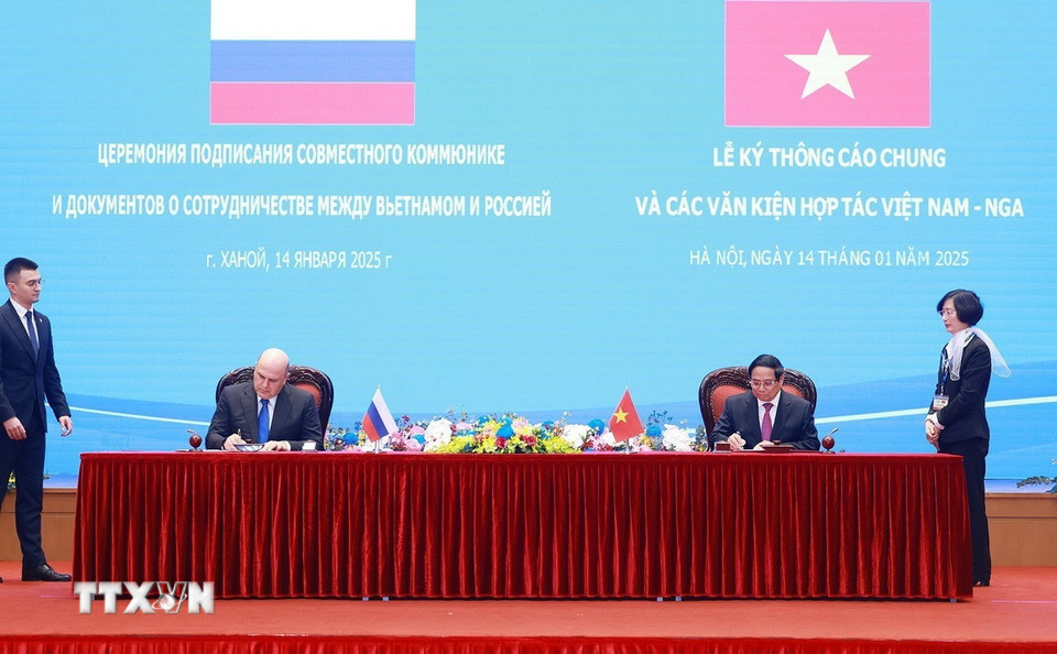 Hai Thủ tướng ký Thông cáo chung về kết quả chuyến thăm chính thức Việt Nam của Thủ tướng Liên bang Nga Mikhail Vladimirovich Mishustin. (Ảnh: Dương Giang/TTXVN)