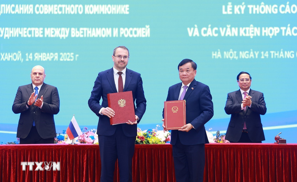 Thủ tướng Phạm Minh Chính và Thủ tướng Nga Mikhail Mishustin chứng kiến ký Thoả thuận giữa Chính phủ hai nước về chuyển giao tàu Nghiên cứu khoa học cho Trung tâm Nghiên cứu khoa học và công nghệ Nhiệt đới hỗn hợp Việt-Nga để nghiên cứu khoa học biển chung. (Ảnh: Dương Giang/TTXVN)