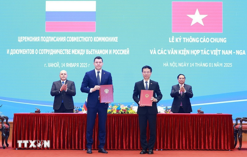 Thủ tướng Phạm Minh Chính và Thủ tướng Nga Mikhail Mishustin chứng kiến ký Bản ghi nhớ hợp tác giữa Bộ Công nghiệp và Thương mại Liên bang Nga với Bộ Thông tin và Truyền thông Việt Nam trong lĩnh vực vô tuyến điện tử và công nghệ số. (Ảnh: Dương Giang/TTXVN)