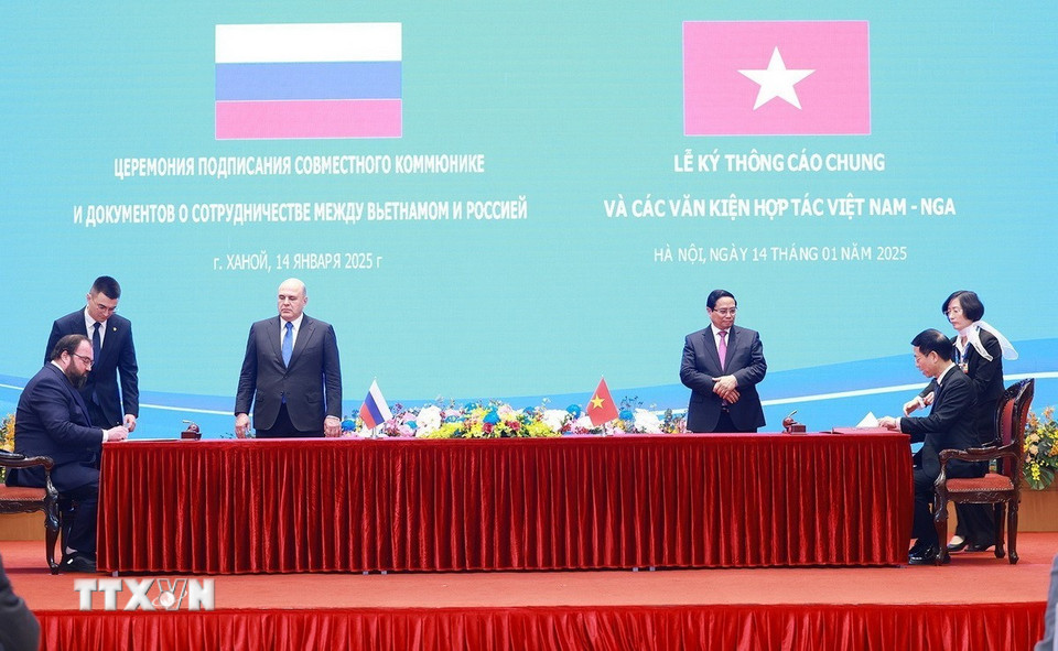 Hai Thủ tướng chứng kiến ký Thông báo chung giữa 2 đồng Chủ tịch Ủy ban liên Chính phủ Việt-Nga về kế hoạch tổng thể hợp tác Việt Nam-Liên bang Nga đến năm 2030. (Ảnh: Dương Giang/TTXVN)
