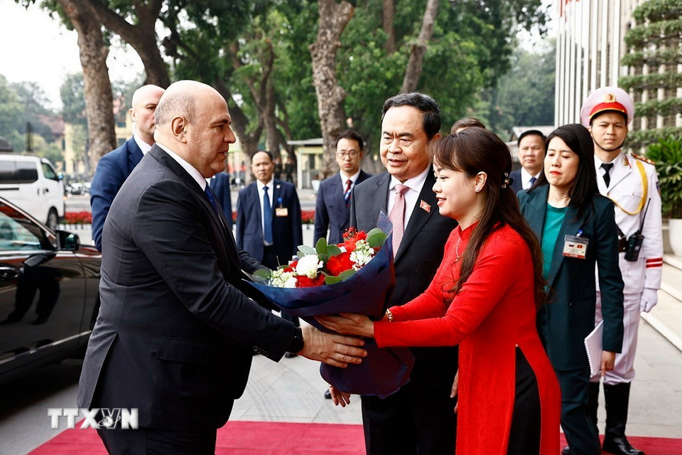 Chủ tịch Quốc hội Trần Thanh Mẫn đón Thủ tướng Nga Mikhail Mishustin. (Ảnh: Doãn Tấn/TTXVN)