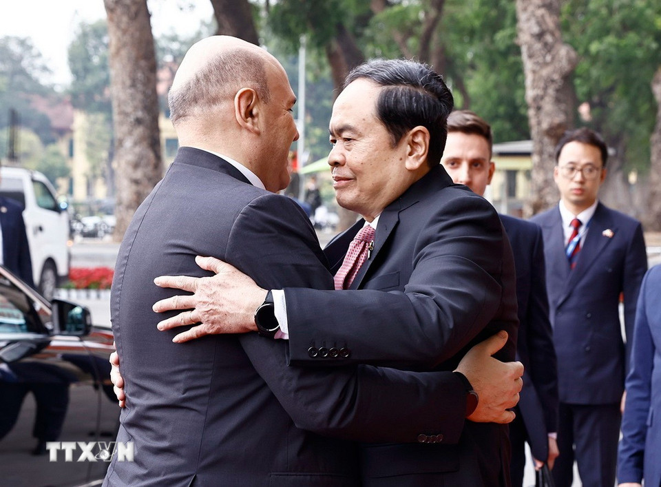 Chủ tịch Quốc hội Trần Thanh Mẫn đón Thủ tướng Nga Mikhail Mishustin. (Ảnh: Doãn Tấn/TTXVN)