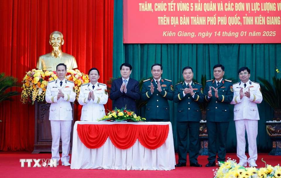 Chủ tịch nước Lương Cường với chỉ huy các đơn vị lực lượng vũ trang ở Phú Quốc. (Ảnh: Lâm Khánh/TTXVN)