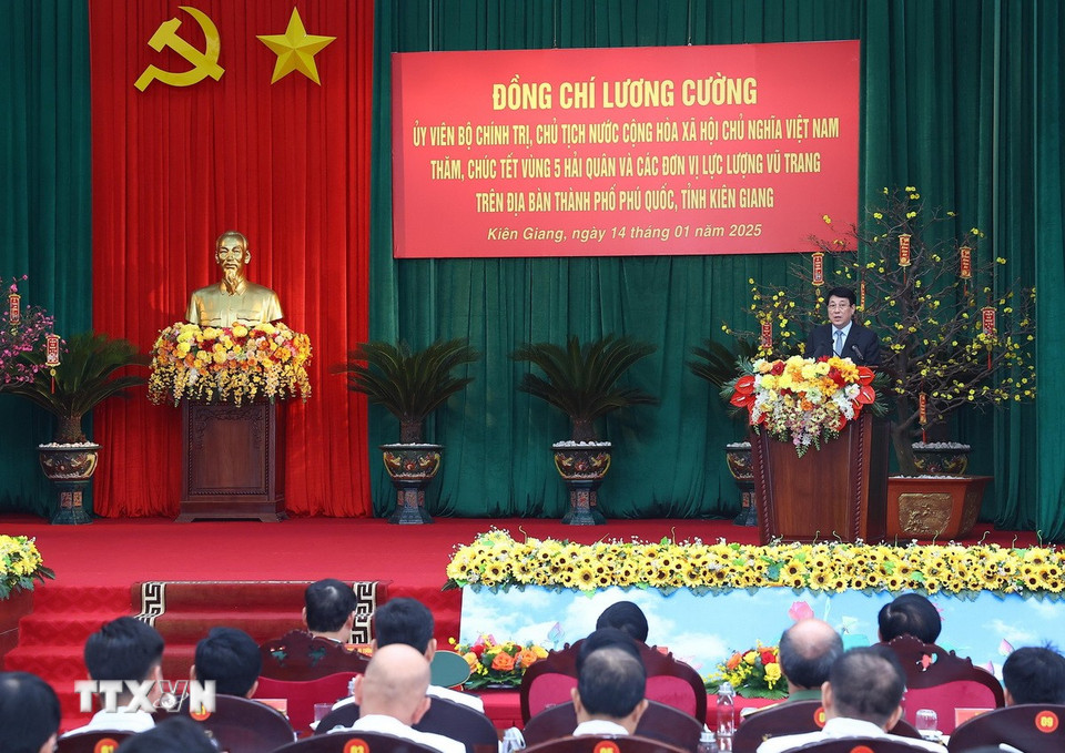 Chủ tịch nước Lương Cường chúc Tết cán bộ, chiến sỹ Vùng 5 Hải quân và các đơn vị lực lượng vũ trang trên địa bàn thành phố Phú Quốc, tỉnh Kiên Giang. (Ảnh: Lâm Khánh/TTXVN)