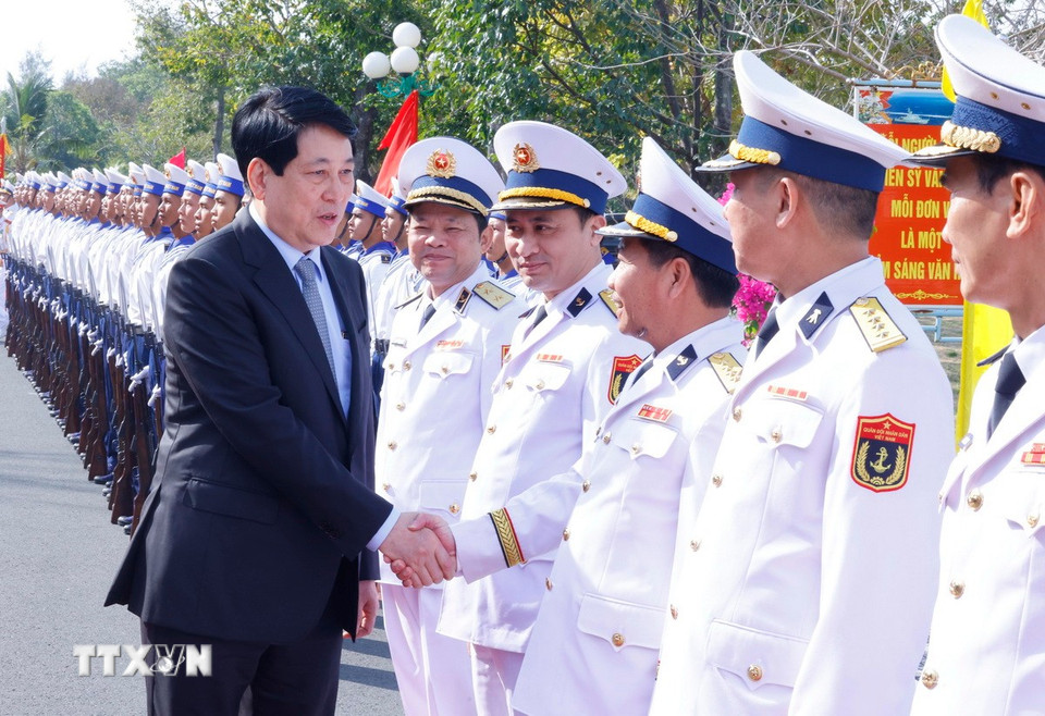 Chủ tịch nước Lương Cường với cán bộ chỉ huy Bộ Tư lệnh Vùng 5 Hải quân. (Ảnh: Lâm Khánh/TTXVN)