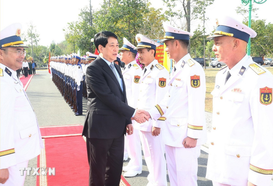 Chủ tịch nước Lương Cường với cán bộ chỉ huy Bộ Tư lệnh Vùng 5 Hải quân. (Ảnh: Lâm Khánh/TTXVN)