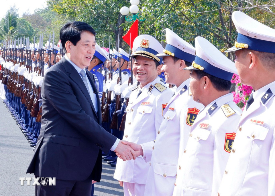 Chủ tịch nước Lương Cường với cán bộ chỉ huy Bộ Tư lệnh Vùng 5 Hải quân. (Ảnh: Lâm Khánh/TTXVN)