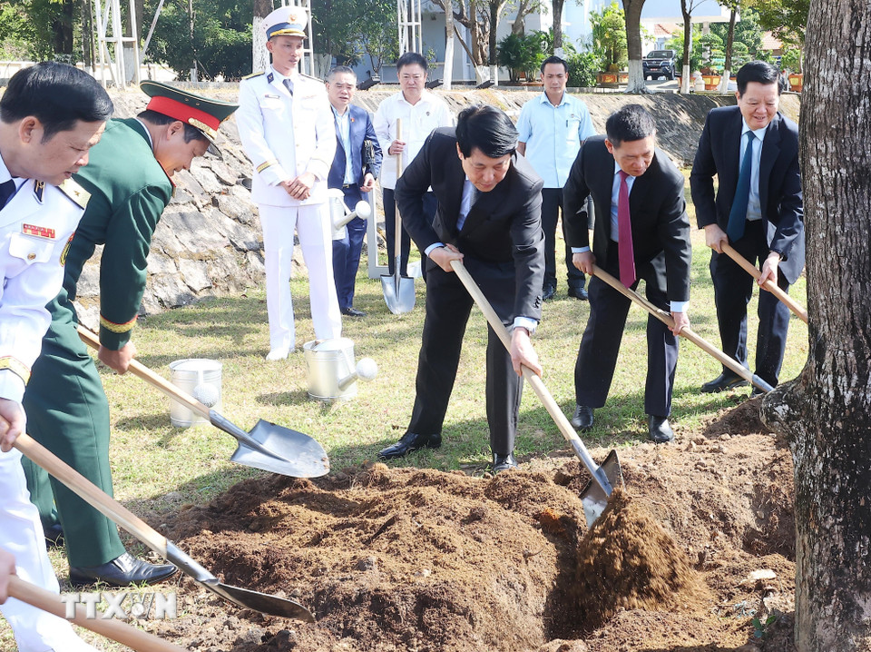 Chủ tịch nước Lương Cường và các đại biểu trồng cây lưu niệm tại Trụ sở Bộ Tư lệnh Vùng 5 Hải quân. (Ảnh: Lâm Khánh/TTXVN)