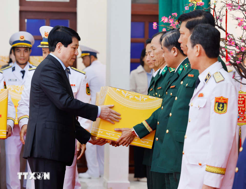 Chủ tịch nước Lương Cường tặng quà, chúc Tết các đơn vị lực lượng vũ trang làm nhiệm vụ trên địa bàn thành phố Phú Quốc, tỉnh Kiên Giang. (Ảnh: Lâm Khánh/TTXVN)