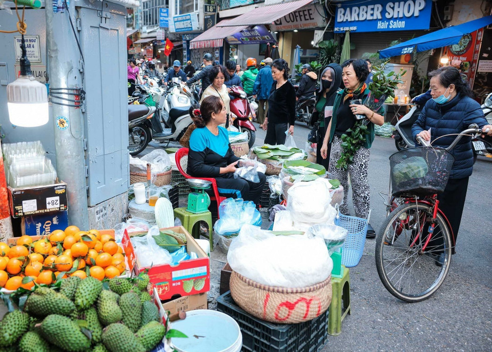 Người dân chọn mua thực phẩm sống trong phiên chợ cuối năm Ất Tỵ. (Ảnh: Hoàng Hiếu/TTXVN)