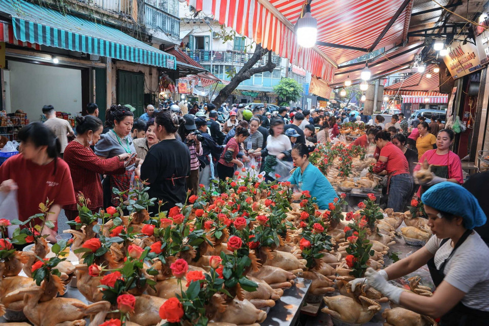Cảnh tấp nập, nhộn nhịp mua bán tại khu vực bán gà khi không khí chờ đón Tết Bính Ngọ đang đến gần. (Ảnh: Hoàng Hiếu/TTXVN)