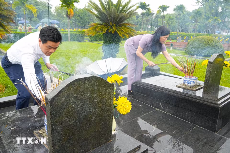 Đông đảo du khách, thắp hương tri ân các Anh hùng liệt sỹ tại Nghĩa trang A1. (Ảnh: Phan Quân/TTXVN)