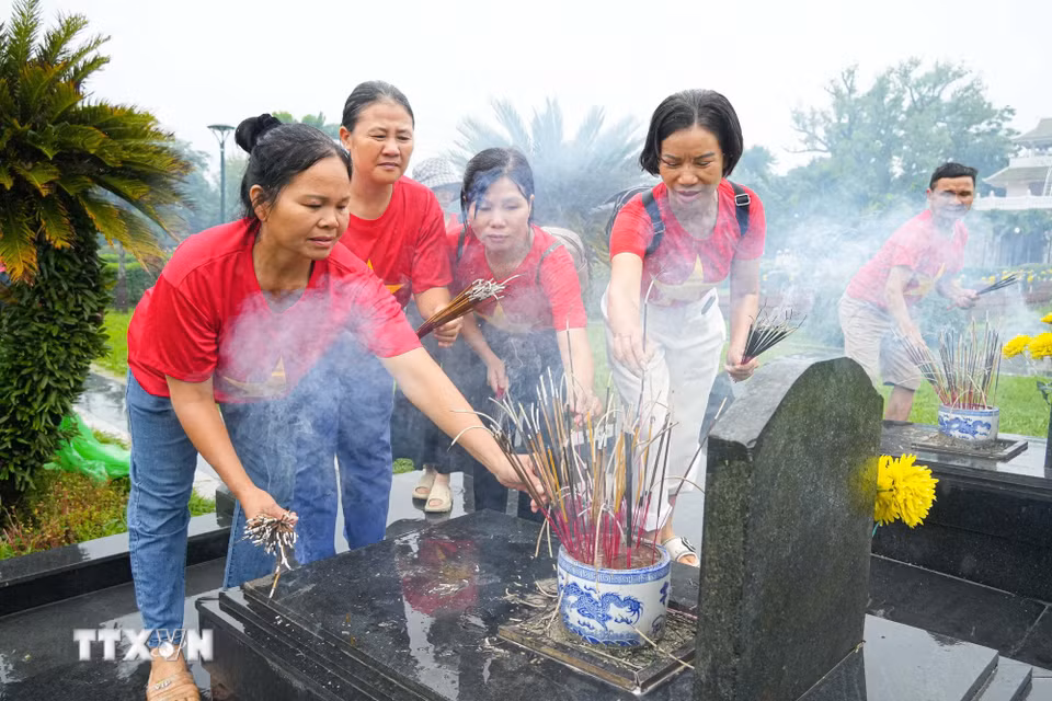 Đông đảo du khách, thắp hương tri ân các Anh hùng liệt sỹ tại Nghĩa trang A1. (Ảnh: Phan Quân/TTXVN)