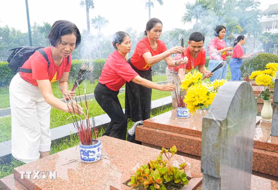 Đông đảo du khách, thắp hương tri ân các Anh hùng liệt sỹ tại Nghĩa trang A1. (Ảnh: Phan Quân/TTXVN)
