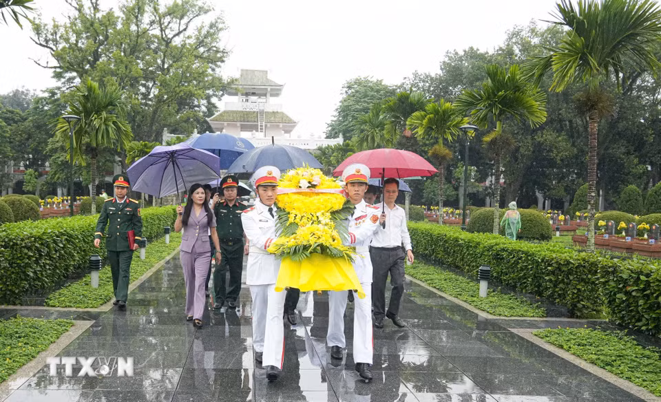 Đoàn công tác tỉnh Lào Cai dâng hoa tri ân các Anh hùng liệt sỹ tại nghĩa trang A1. (Ảnh: Phan Quân/TTXVN)
