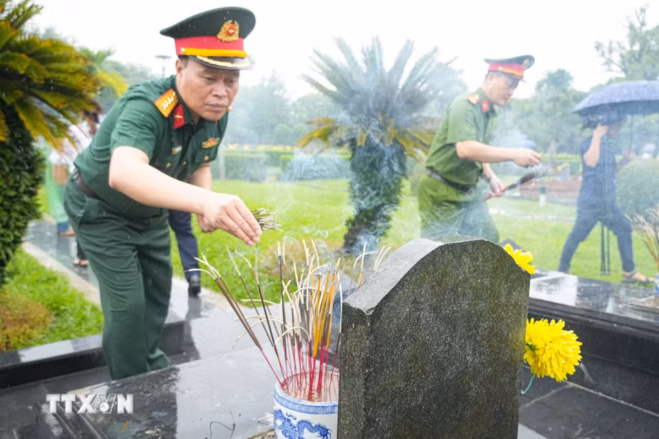 Thắp hương tưởng nhớ, tri ân các Anh hùng liệt sỹ tại nghĩa trang A1. (Ảnh: Phan Quân/TTXVN)
