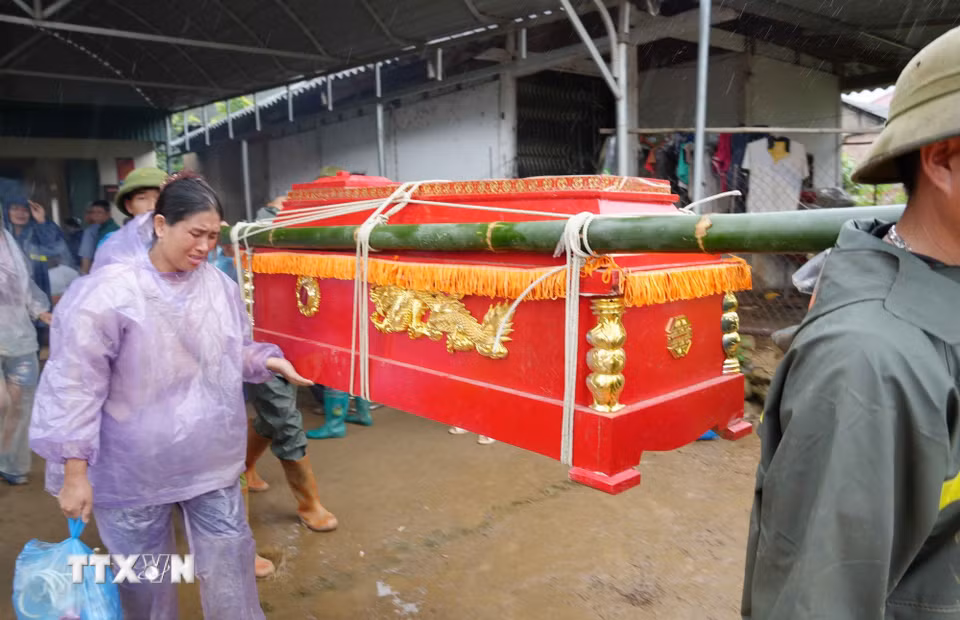 Nỗi đau của một gia đình có người thân tử vong do lũ quét. (Ảnh: Nguyễn Oanh/TTXVN)