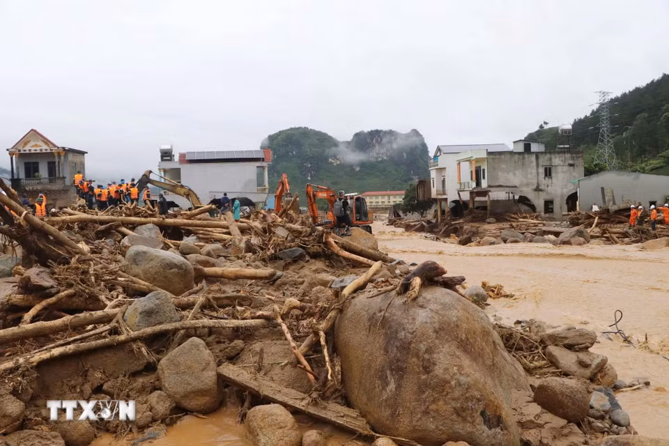 Lai Châu huy động tối đa các lực lượng tham gia cứu hộ, cứu nạn, khắc phục hậu quả thiên tai để người dân xã Mường Than sớm ổn định cuộc sống. (Ảnh: Nguyễn Oanh/TTXVN)