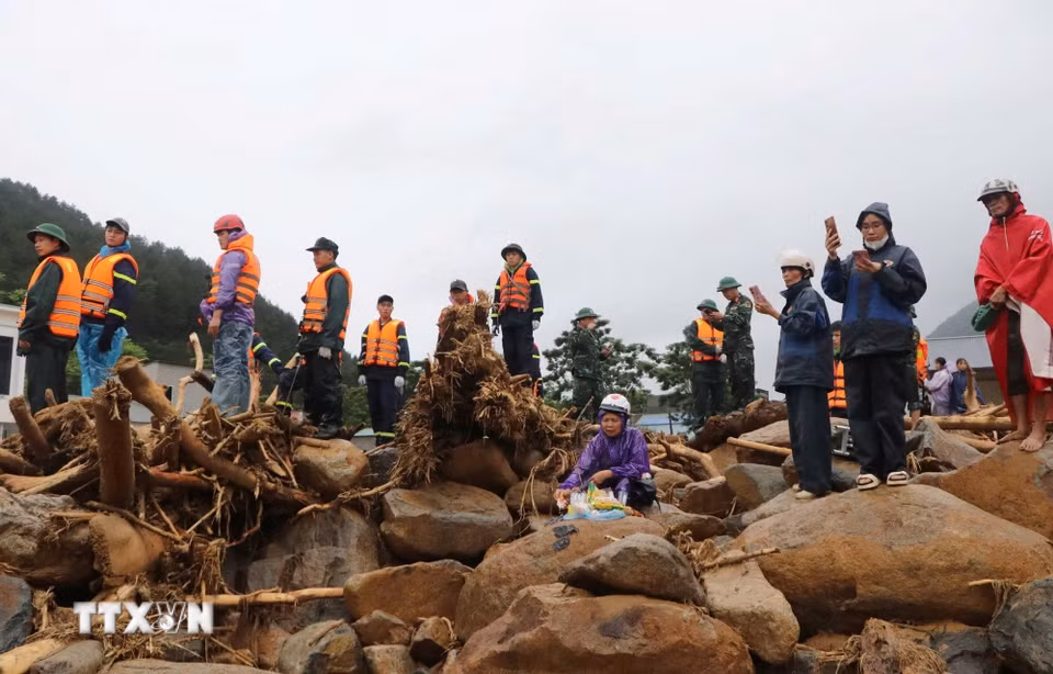 Lai Châu huy động tối đa các lực lượng tham gia cứu hộ, cứu nạn, khắc phục hậu quả thiên tai để người dân xã Mường Than sớm ổn định cuộc sống. (Ảnh: Nguyễn Oanh/TTXVN)