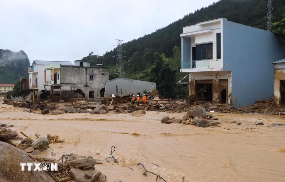 Lai Châu huy động tối đa các lực lượng tham gia cứu hộ, cứu nạn, khắc phục hậu quả thiên tai để người dân xã Mường Than sớm ổn định cuộc sống. (Ảnh: Nguyễn Oanh/TTXVN)
