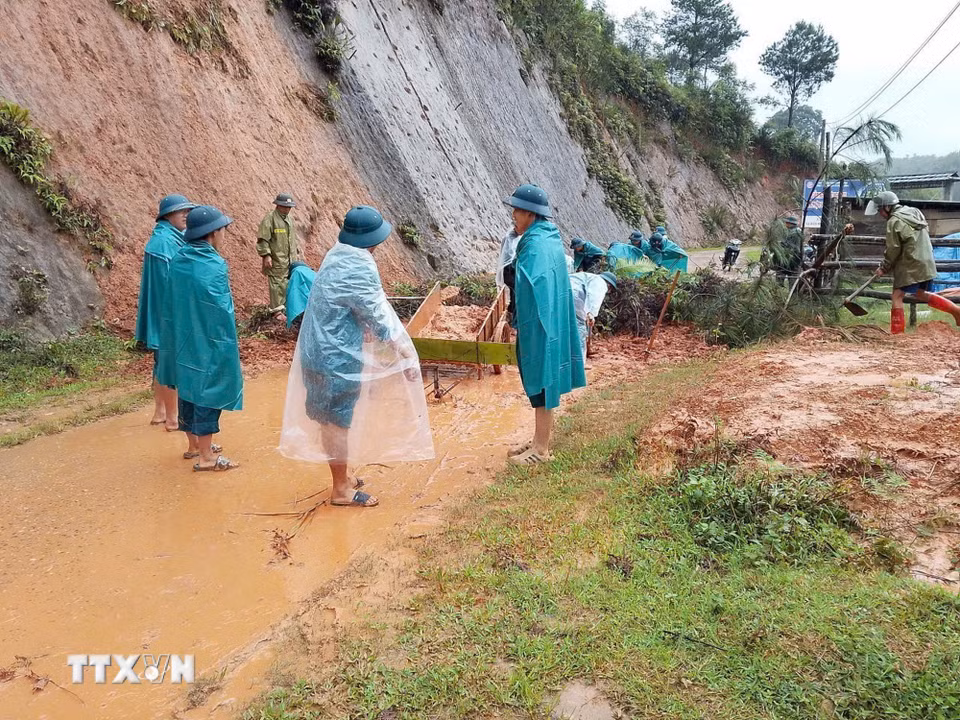 Các lực lượng khắc phục điểm sạt lở đường giao thông ở xã Púng Luông. (Ảnh: TTXVN phát)