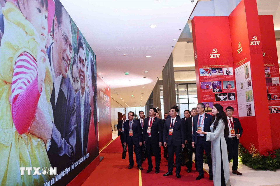 Đại biểu tham quan trưng bày ảnh của Thông tấn xã Việt Nam. (Ảnh: TTXVN)