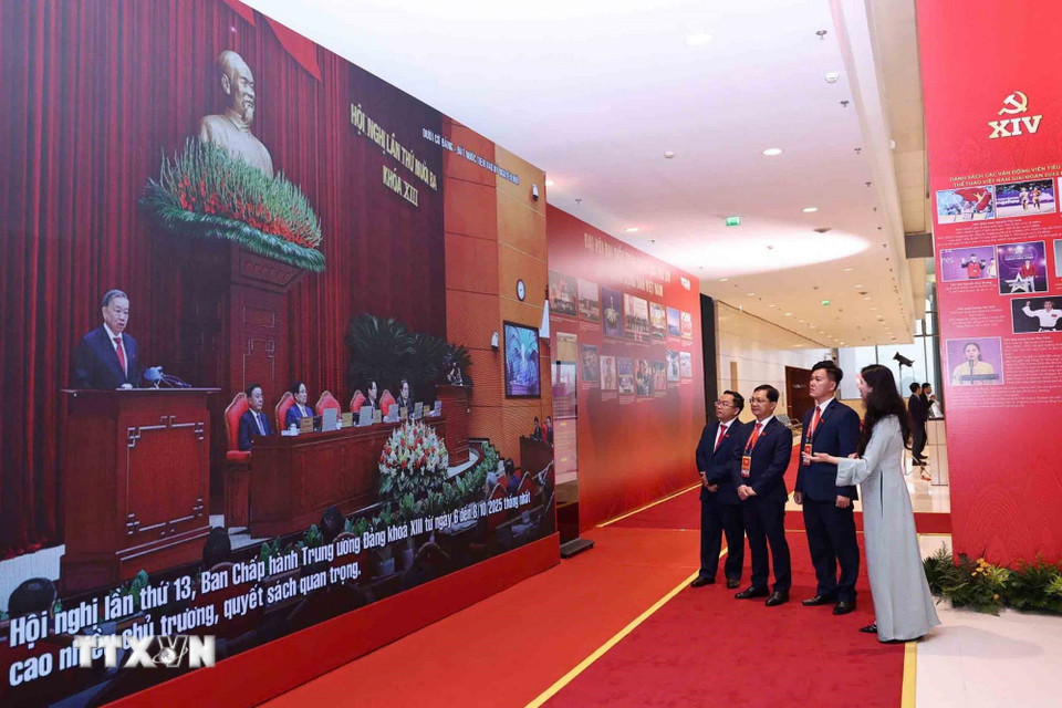 Đại biểu tham quan trưng bày ảnh của Thông tấn xã Việt Nam. (Ảnh: TTXVN)