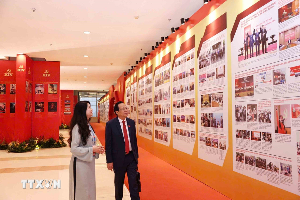Đại biểu tham quan trưng bày ảnh của Thông tấn xã Việt Nam. (Ảnh: TTXVN)