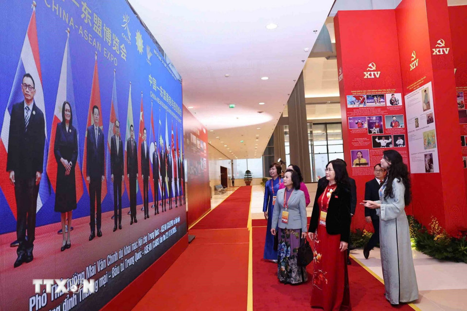 Đại biểu tham quan trưng bày ảnh của Thông tấn xã Việt Nam. (Ảnh: TTXVN)