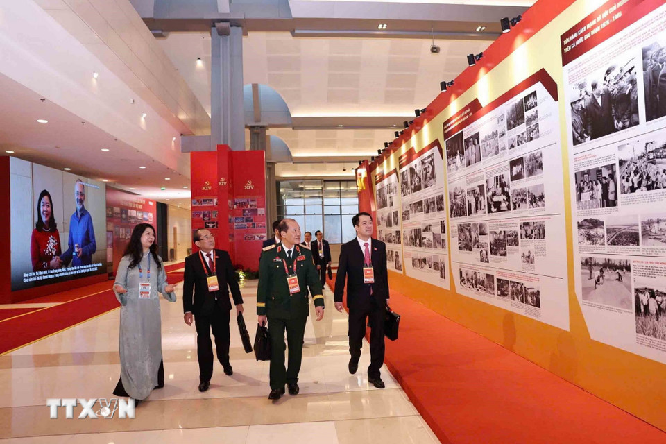 Đại biểu tham quan trưng bày ảnh của Thông tấn xã Việt Nam. (Ảnh: TTXVN)
