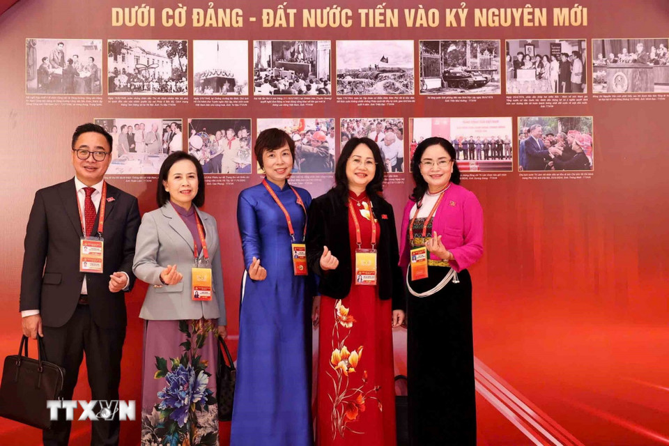 Đại biểu tham quan trưng bày ảnh của Thông tấn xã Việt Nam. (Ảnh: TTXVN)