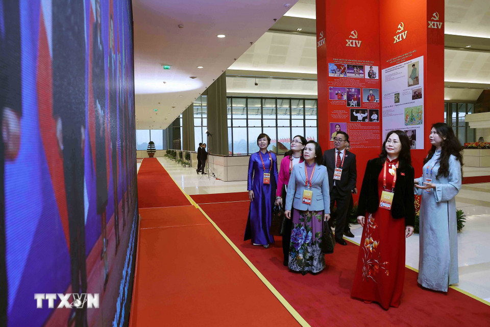 Đại biểu tham quan trưng bày ảnh của Thông tấn xã Việt Nam. (Ảnh: TTXVN)