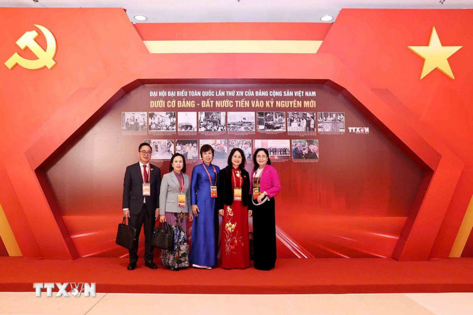 Đại biểu tham quan trưng bày ảnh của Thông tấn xã Việt Nam. (Ảnh: TTXVN)