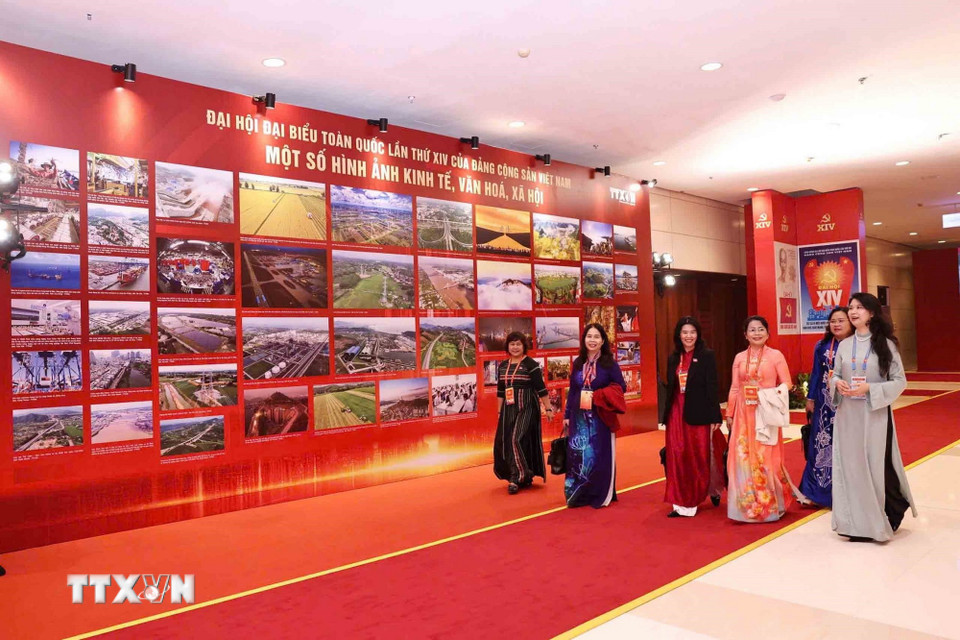 Đại biểu tham quan trưng bày ảnh của Thông tấn xã Việt Nam. (Ảnh: TTXVN)