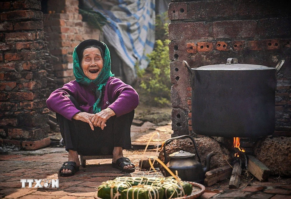 Niềm vui của người cao tuổi trong gia đình mỗi dịp Tết đến Xuân về. (Ảnh: Khánh Hòa/TTXVN)