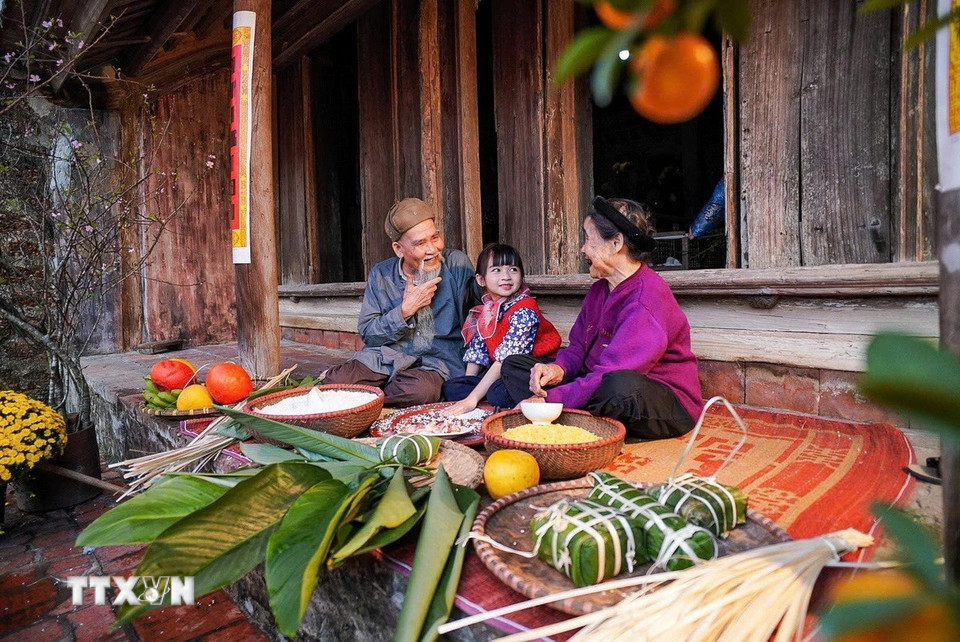 Người lớn tuổi trong gia đình chia sẻ về những phong tục của dân tộc dịp Tết cổ truyền. (Ảnh: Khánh Hòa/TTXVN)