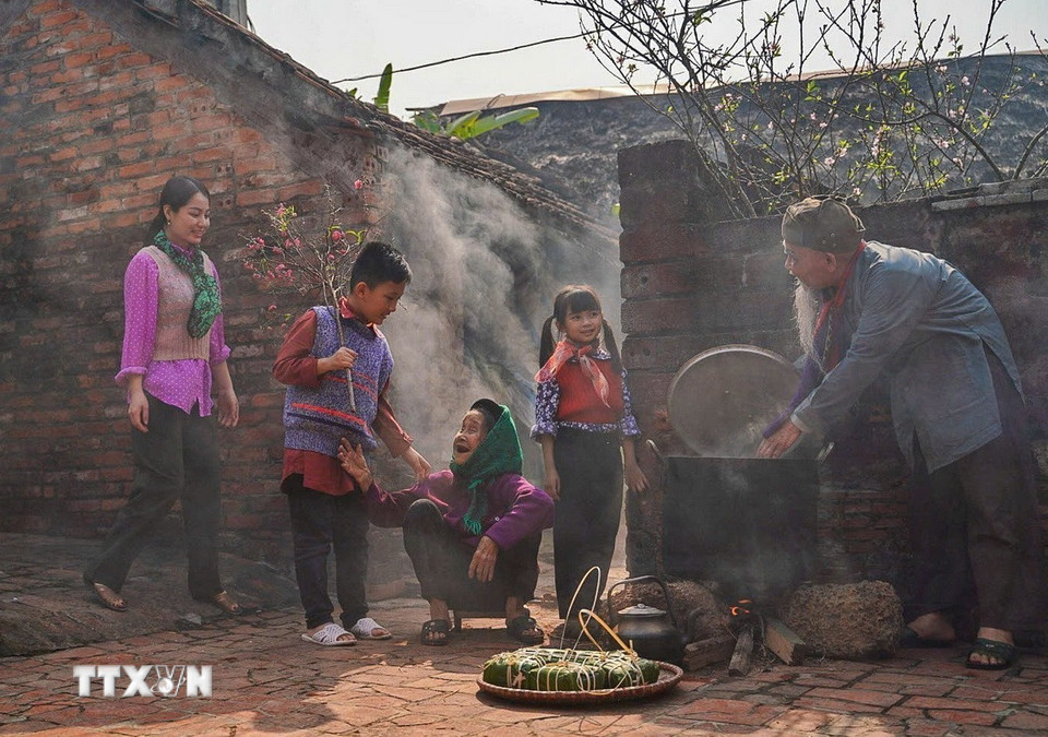Các thế hệ trong gia đình cùng chuẩn bị đón Tết. (Ảnh: Khánh Hòa/TTXVN)