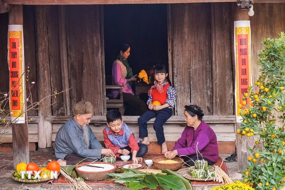 Đối với người Việt, Tết Nguyên đán là dịp mọi người trong gia đình sum vầy bên nhau, tận hưởng niềm vui đoàn viên. (Ảnh: Khánh Hòa/TTXVN)