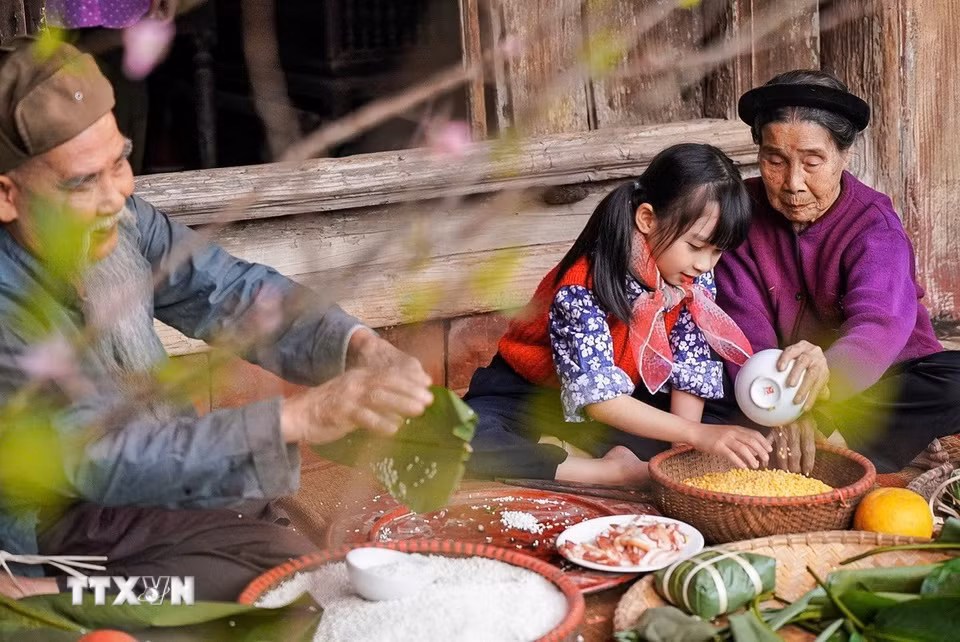 Các thế hệ quây quần gói bánh chưng mỗi dịp Tết đến Xuân về là nét đẹp trong văn hóa người Việt. (Ảnh: Khánh Hòa/TTXVN)