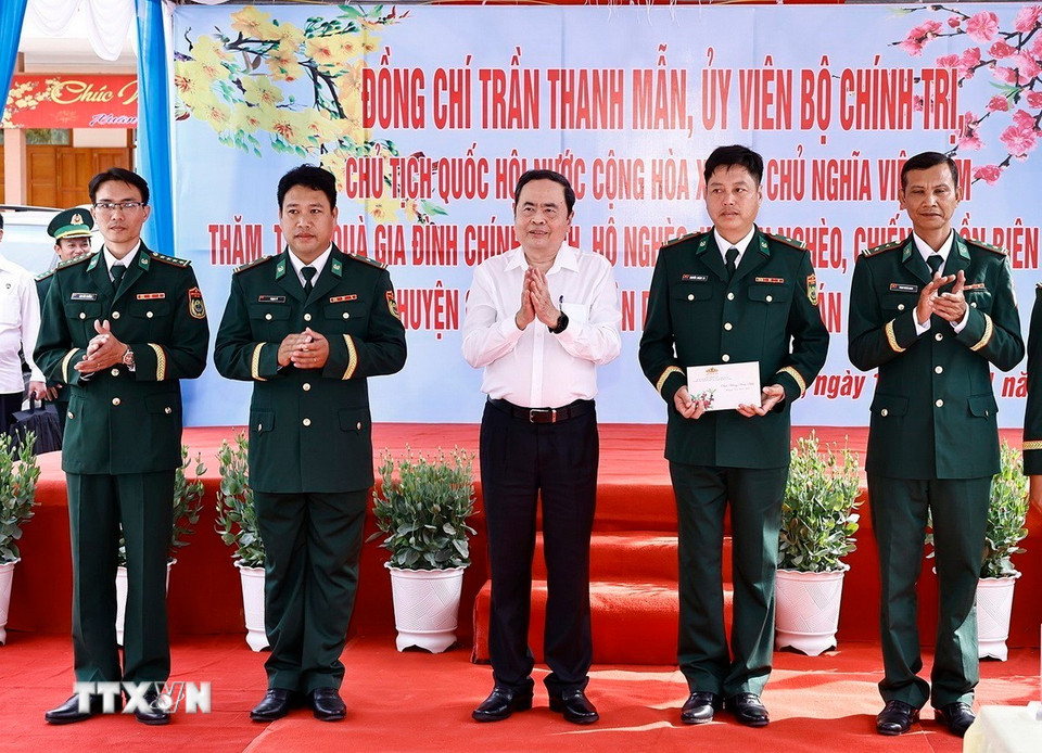 Chủ tich Quốc hội Trần Thanh Mẫn tặng quà Tết cho cán bộ, chiến sỹ Đồn Biên phòng Mỹ Long. (Ảnh: Doãn Tấn/TTXVN)