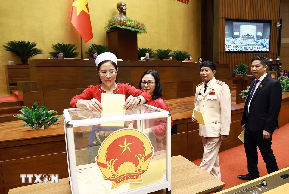 Các đại biểu Quốc hội bỏ phiếu bầu Chủ tịch nước. (Ảnh: Dương Giang/TTXVN)