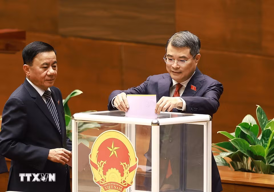 Các Đại biểu Quốc hội bỏ phiếu bầu. (Ảnh: Dương Giang/TTXVN)